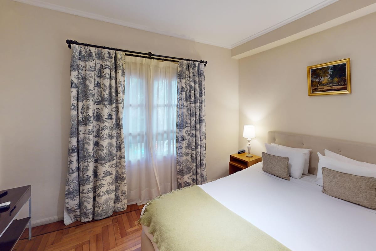 Camera Superior, 1 letto queen | Biancheria da letto di alta qualità, copriletto in piuma