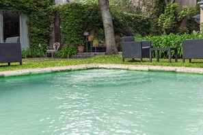 Outdoor pool, sun loungers - BENS L'Hotel Palermo (Buenos Aires)
