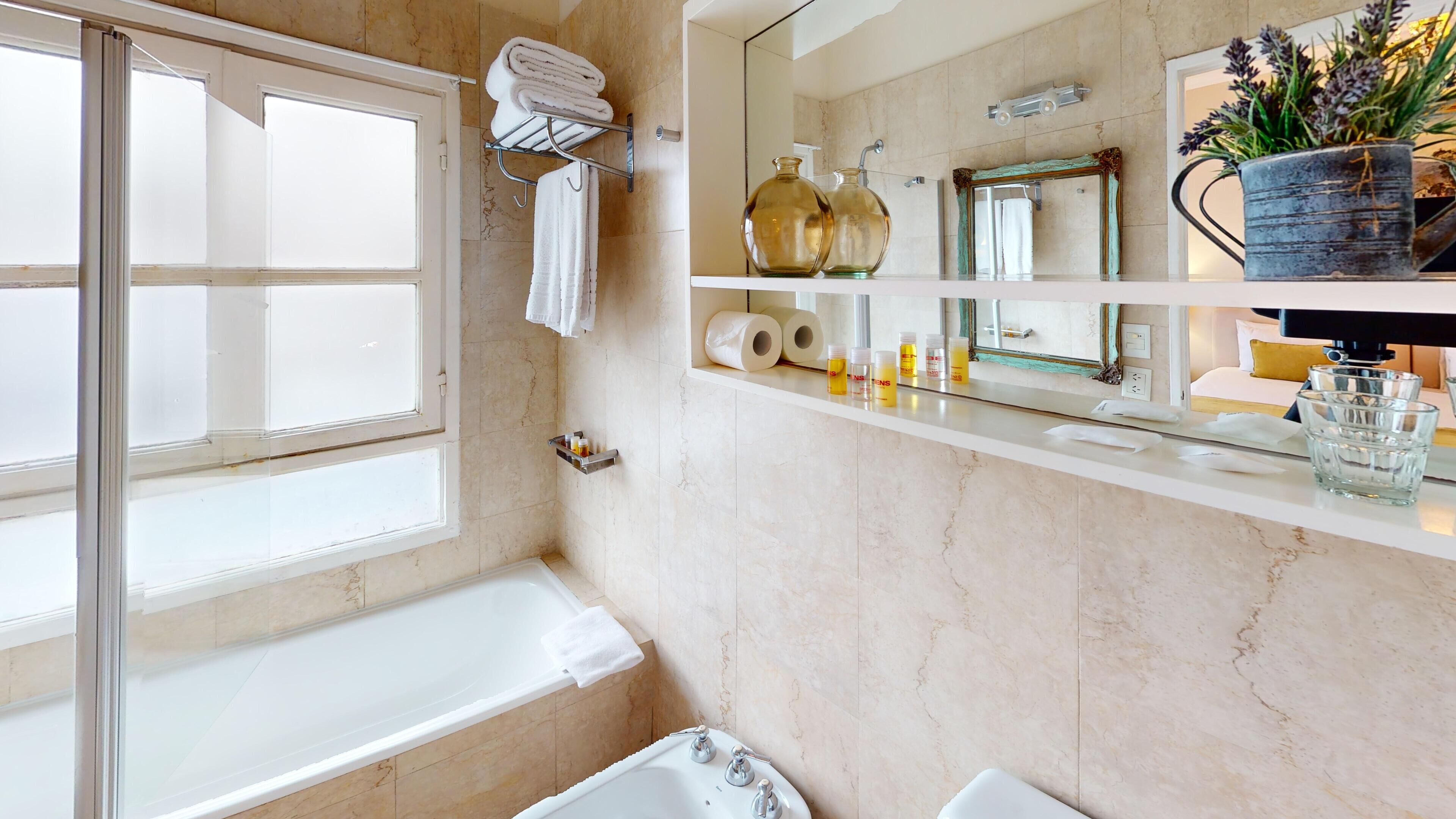 suite, 1 king bed | bathroom | combined shower/bathtub, deep-soaking bathtub, rainfall showerhead