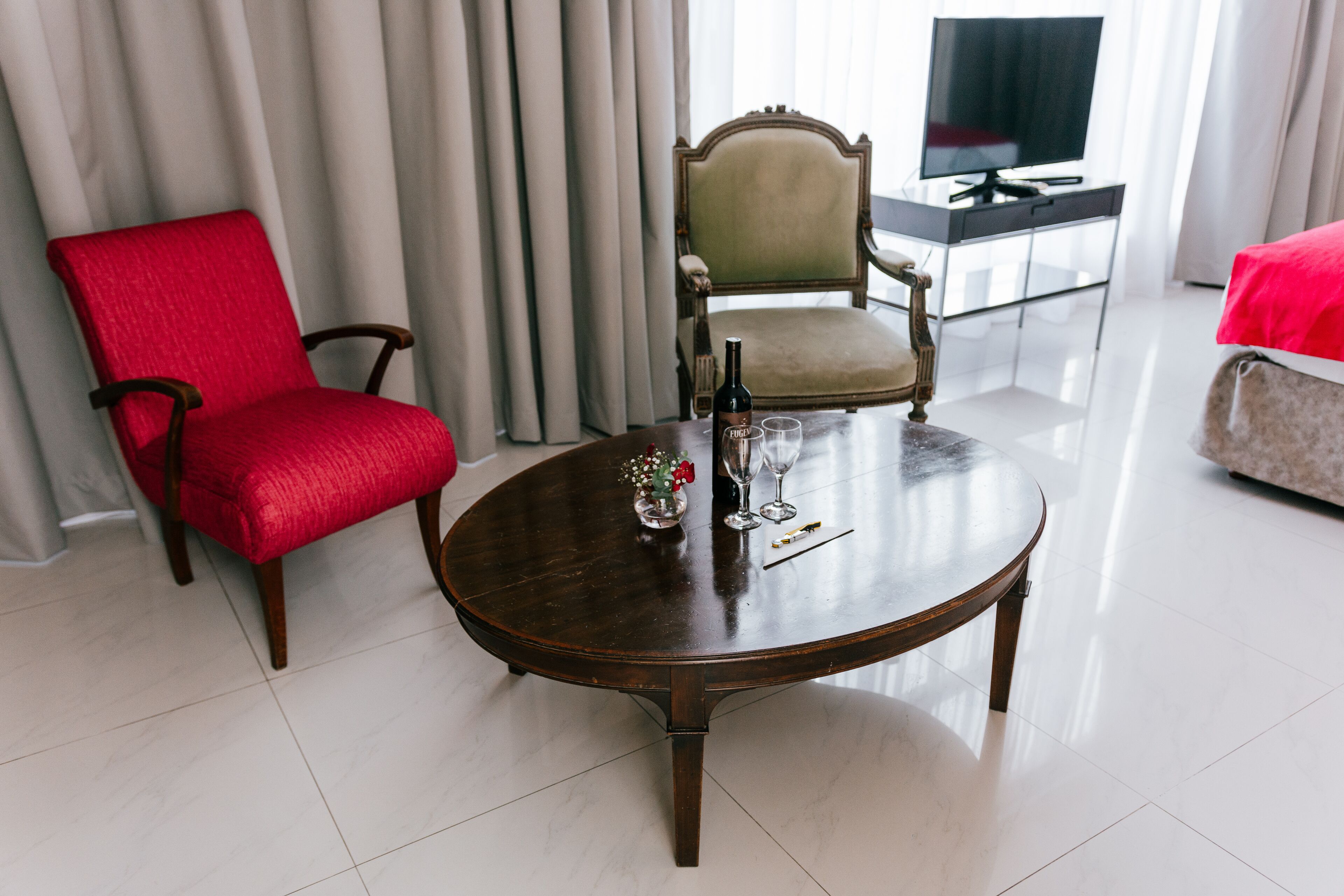 suite, 1 king bed | living area | 32-inch lcd tv with cable channels, tv, first-run films