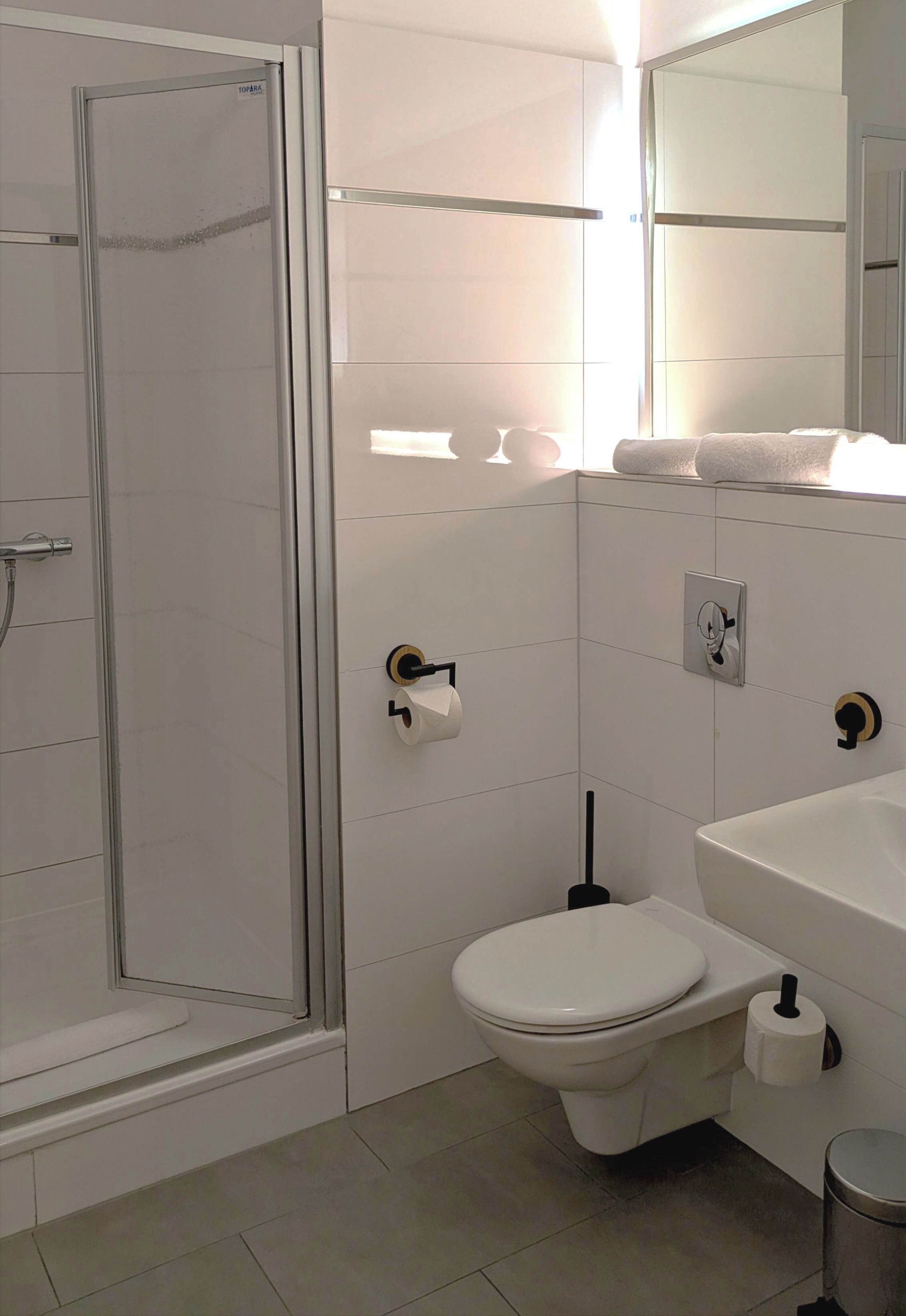 calma triple m | bathroom | shower, hair dryer, towels