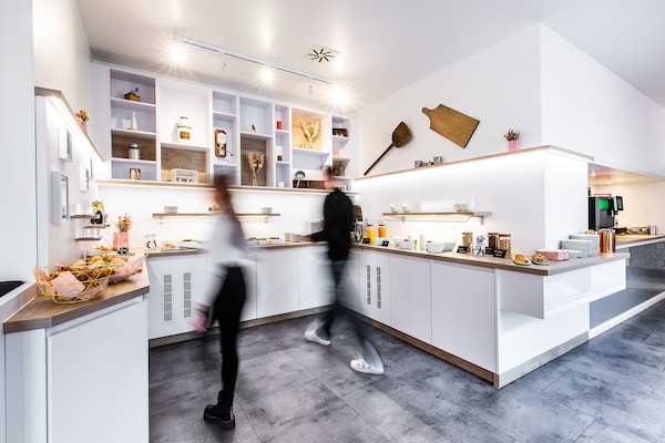 Tägliches Frühstücksbuffet (21 EUR pro Person)