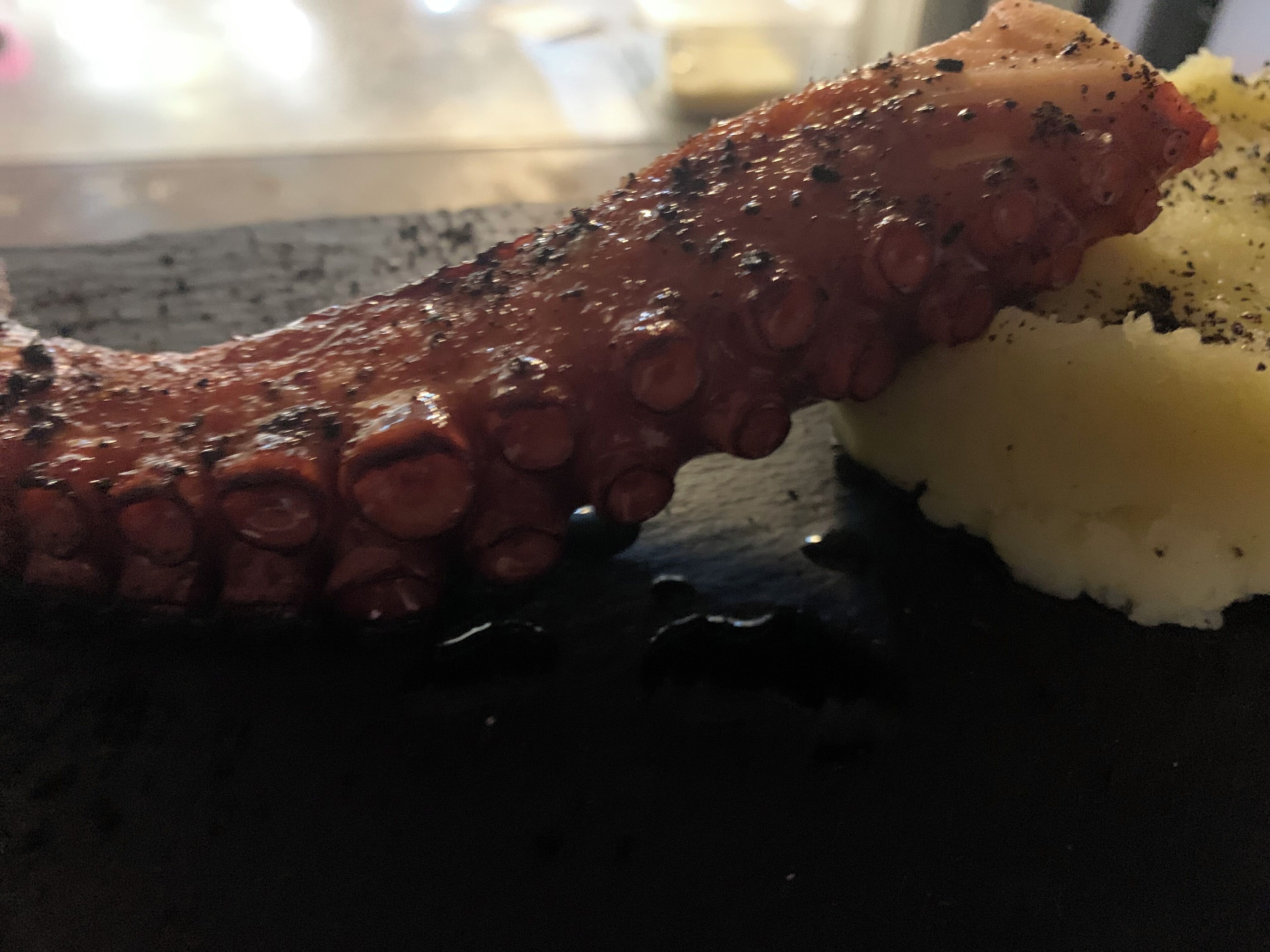 En ret med blækspruttearme og kartoffelmos.