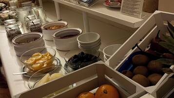 Café da manhã com buffet grátis todos os dias