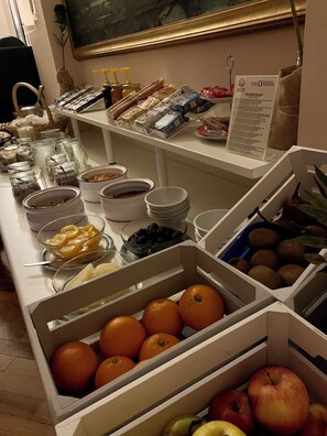 Tägliches inbegriffenes Frühstücksbuffet