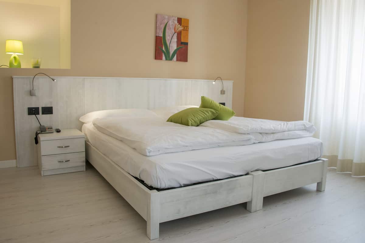 Down duvets, in-room safe, desk, soundproofing