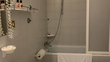 Ein Badezimmer mit Waschbecken, Toilette, Bidet und Dusche.