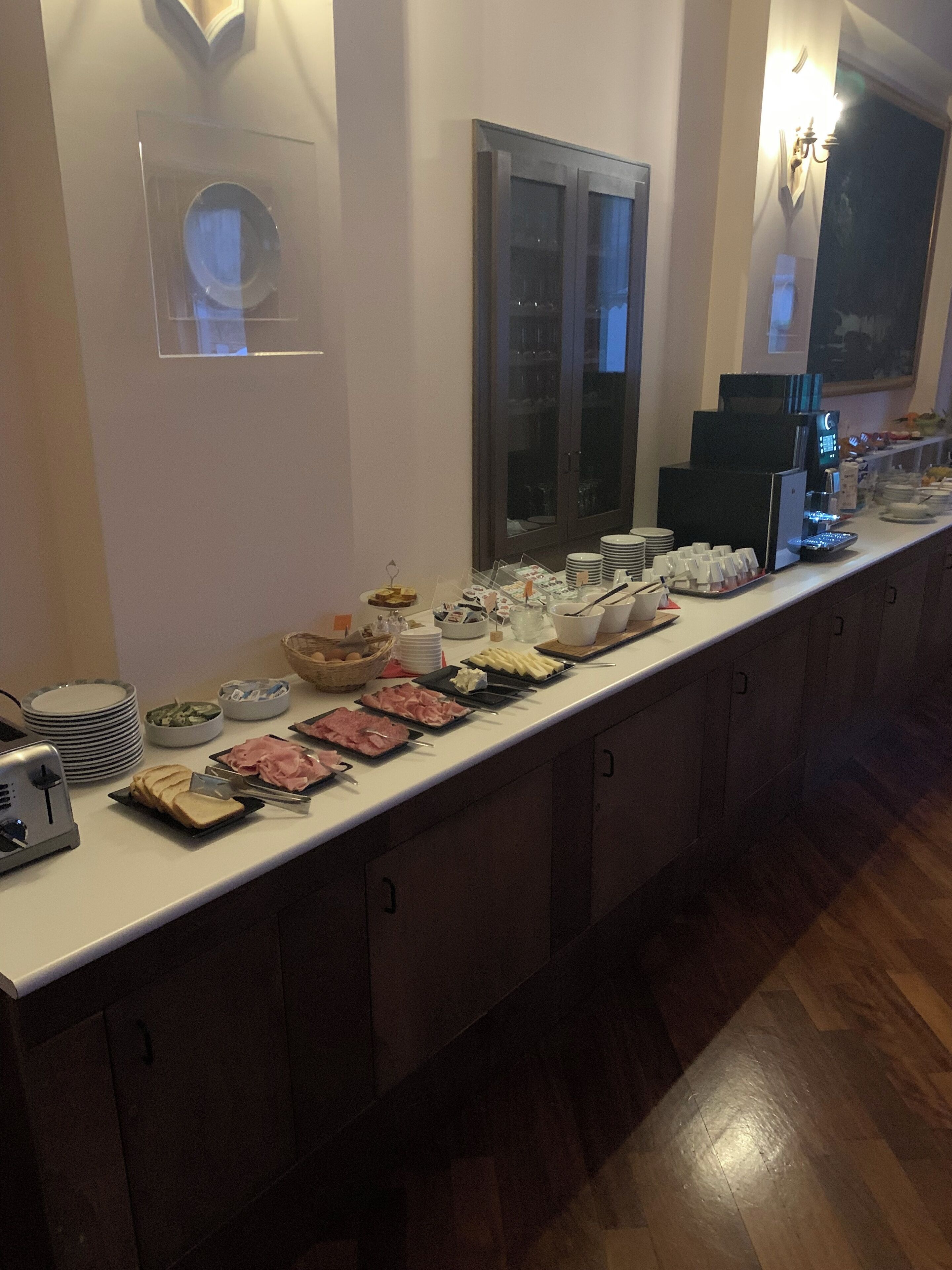 En buffet med forskellige retter og en kaffemaskine.