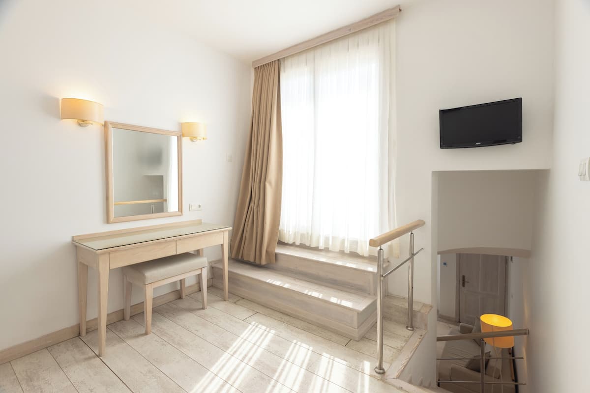 BEGONVIL DUPLEX FAMILY SUITE | Premium bedding, minibar, in-room safe, laptop workspace