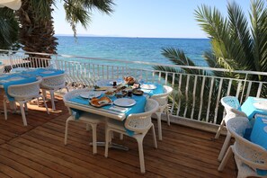 Petit déjeuner complet compris tous les jours