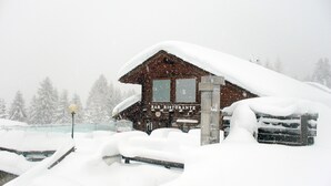 A snow-covered wooden building with a sign reading "BAR RISTORANTE". - Chalet del Sole (Sauze d'Oulx)