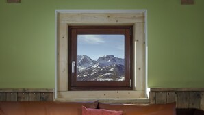 A room with a window overlooking a mountain range. - Chalet del Sole (Sauze d'Oulx)