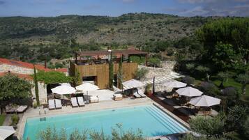 Innenpool, Außenpool (je nach Saison geöffnet)