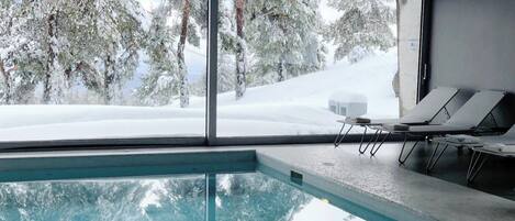 من حمّامات السباحة المغطاة، مقاعد للتشمس