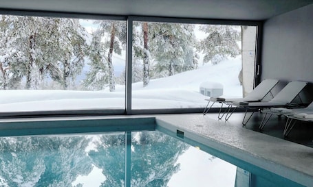 Piscina interna, espreguiçadeiras. Casa das Penhas Douradas - Burel Expedition Hotel