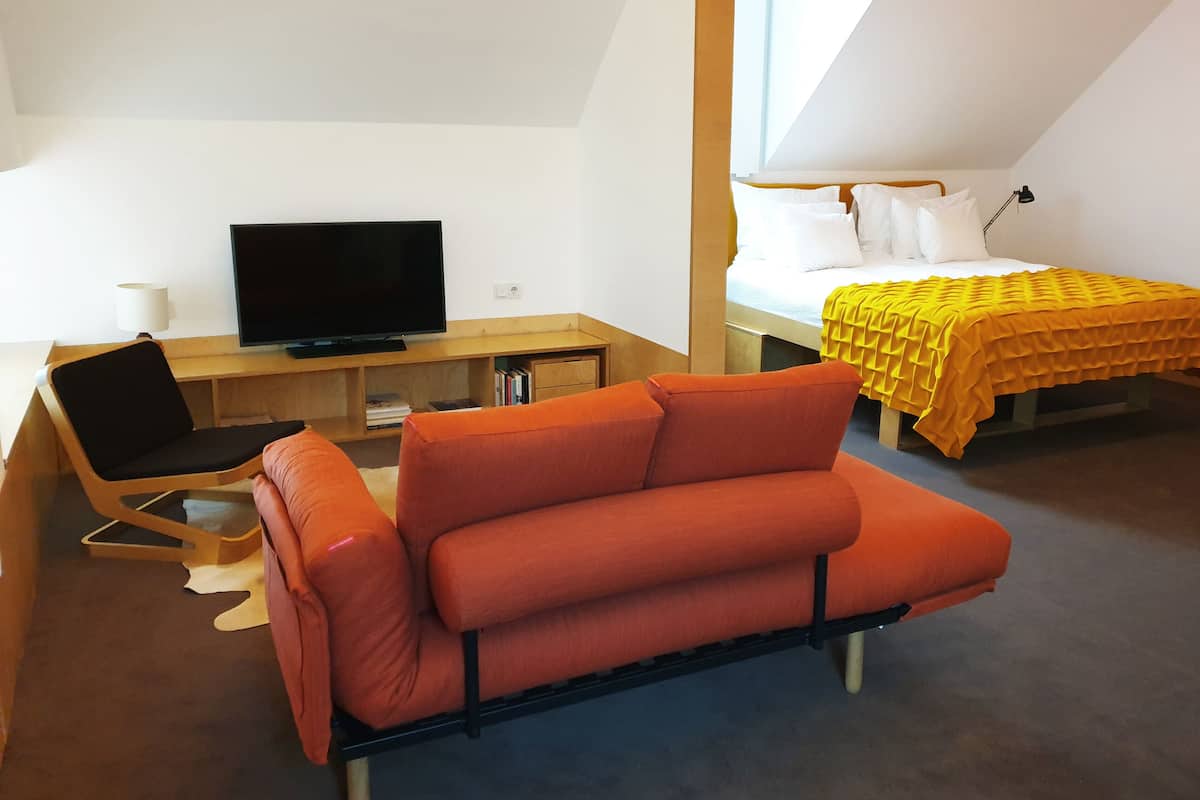 1 bedroom, down duvets, memory-foam beds, desk