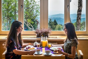 Free continental breakfast - Casa das Penhas Douradas - Burel Expedition Hotel (Manteigas)