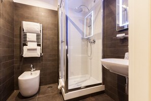 Ducha, artículos de tocador gratuitos, secador de pelo, bidet
