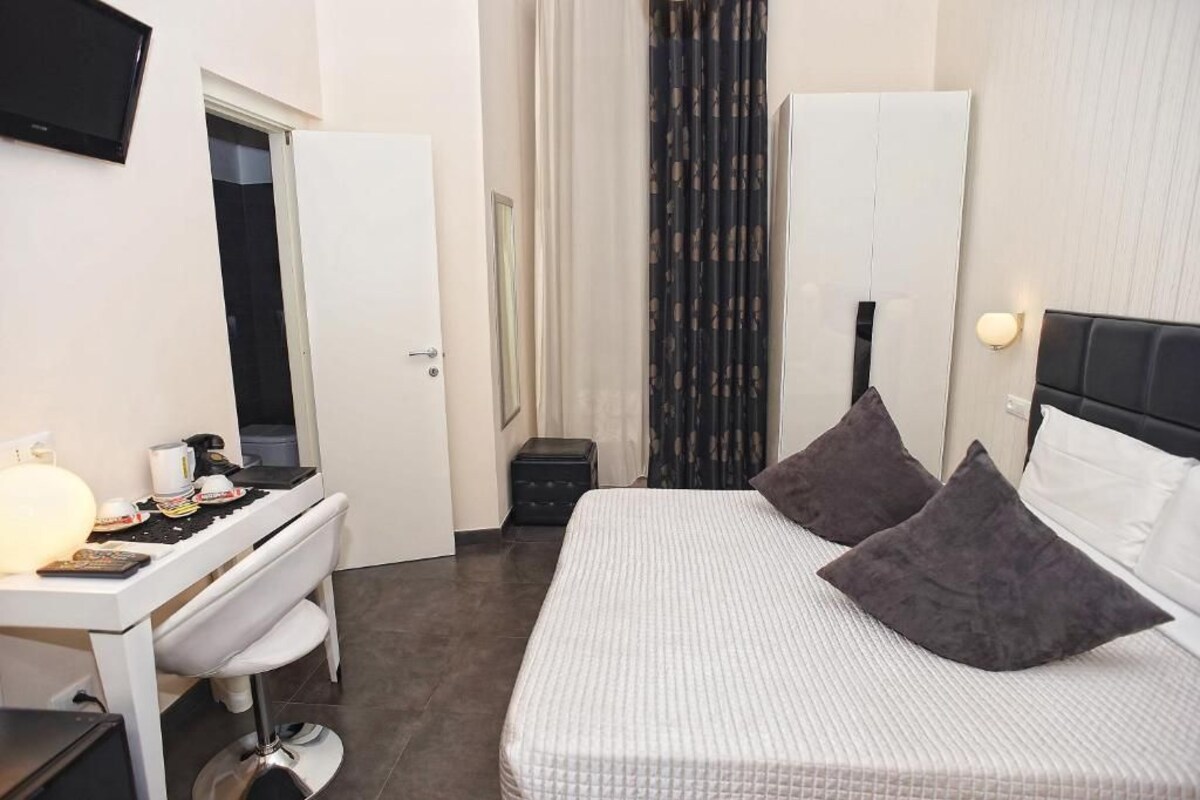 Minibar, in-room safe, desk, WiFi (free)