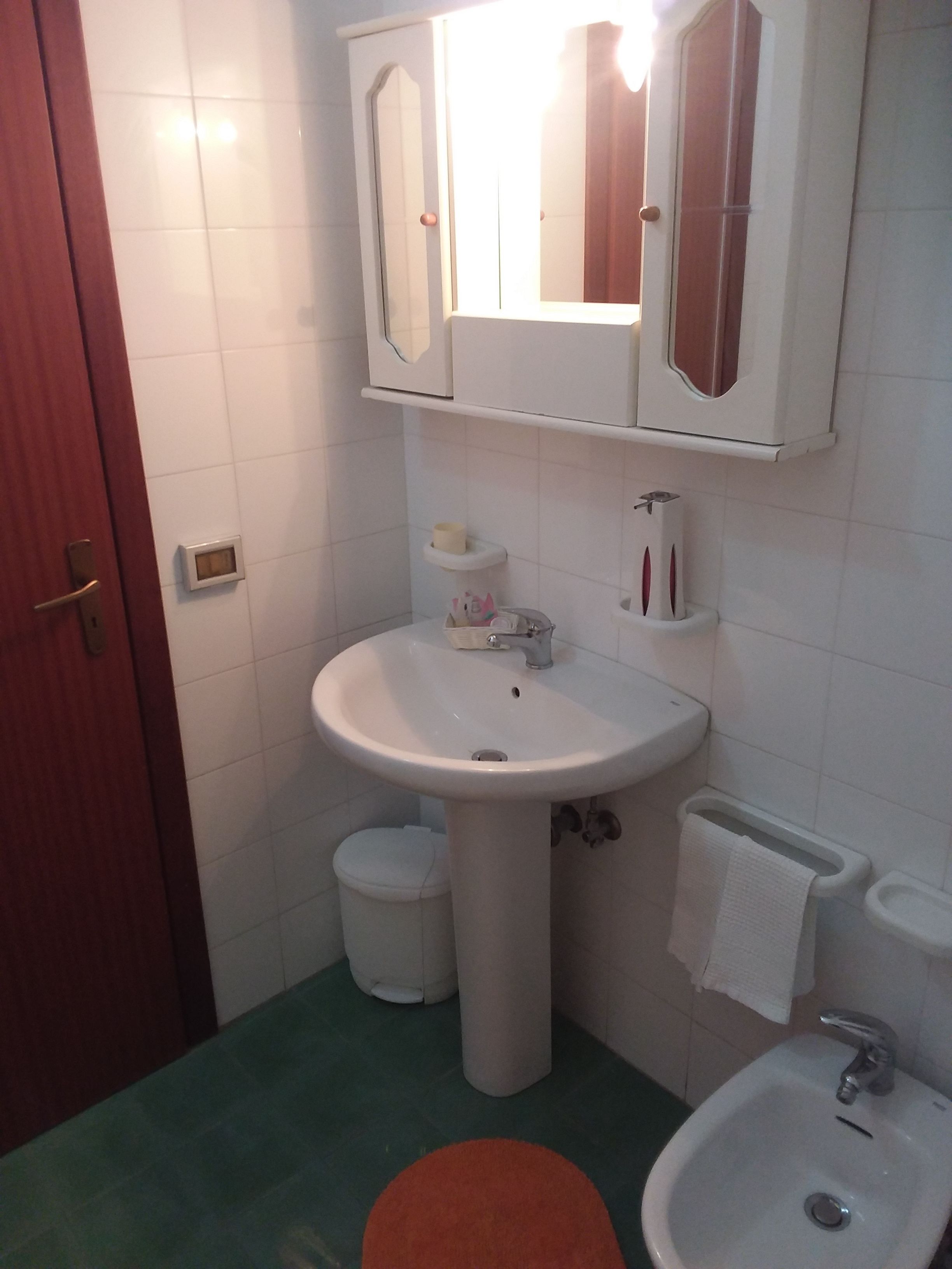 shower, rainfall showerhead, free toiletries, hair dryer