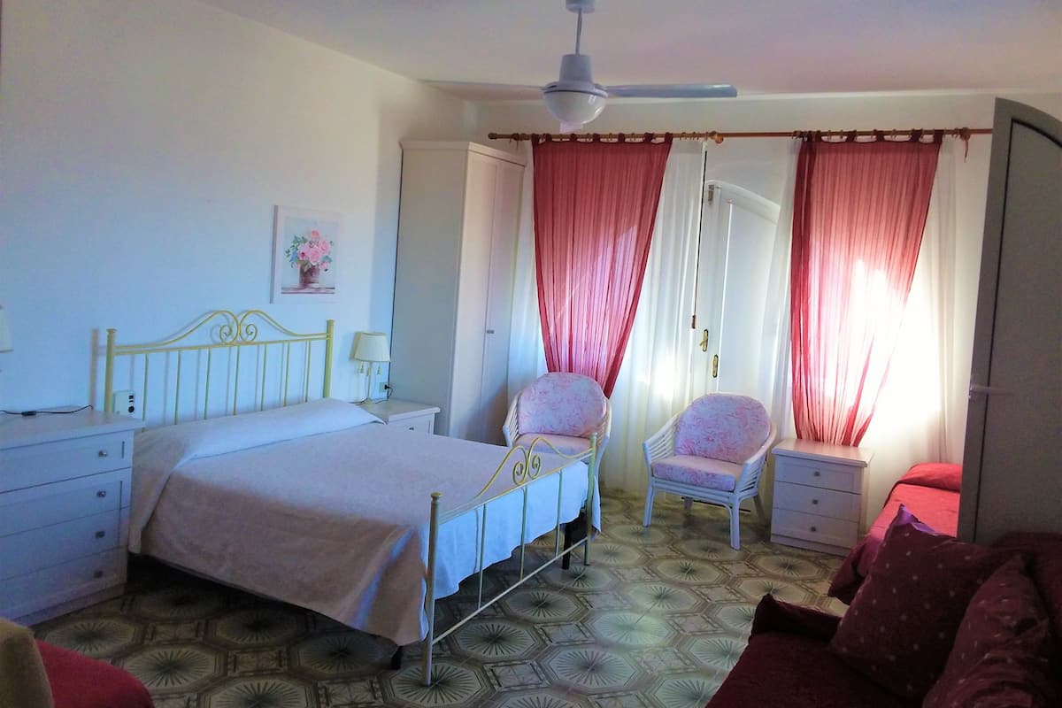 Family Room, Balcony | Meja, cadar katil