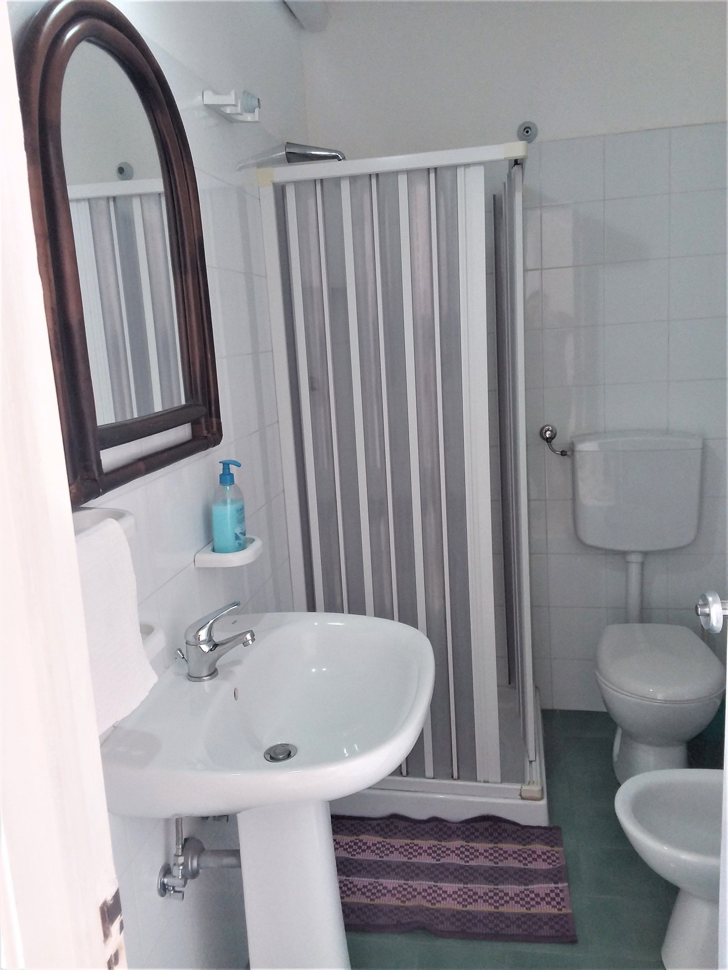 shower, rainfall showerhead, free toiletries, hair dryer