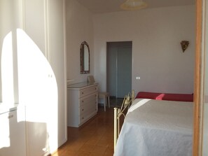 Traditional Room, 1 Queen Bed, Balcony, Sea View | Bed sheets - Orpheus (Giardini Naxos)