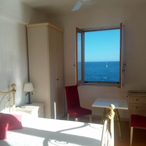 Panoramic dubbelrum | Skrivbord och sängkläder