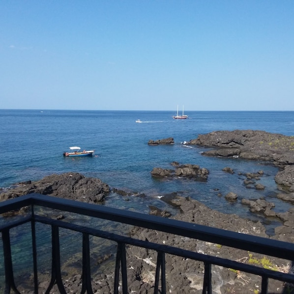 Habitación tradicional, 1 cama de matrimonio, balcón, vistas al mar | Escritorio y ropa de cama
