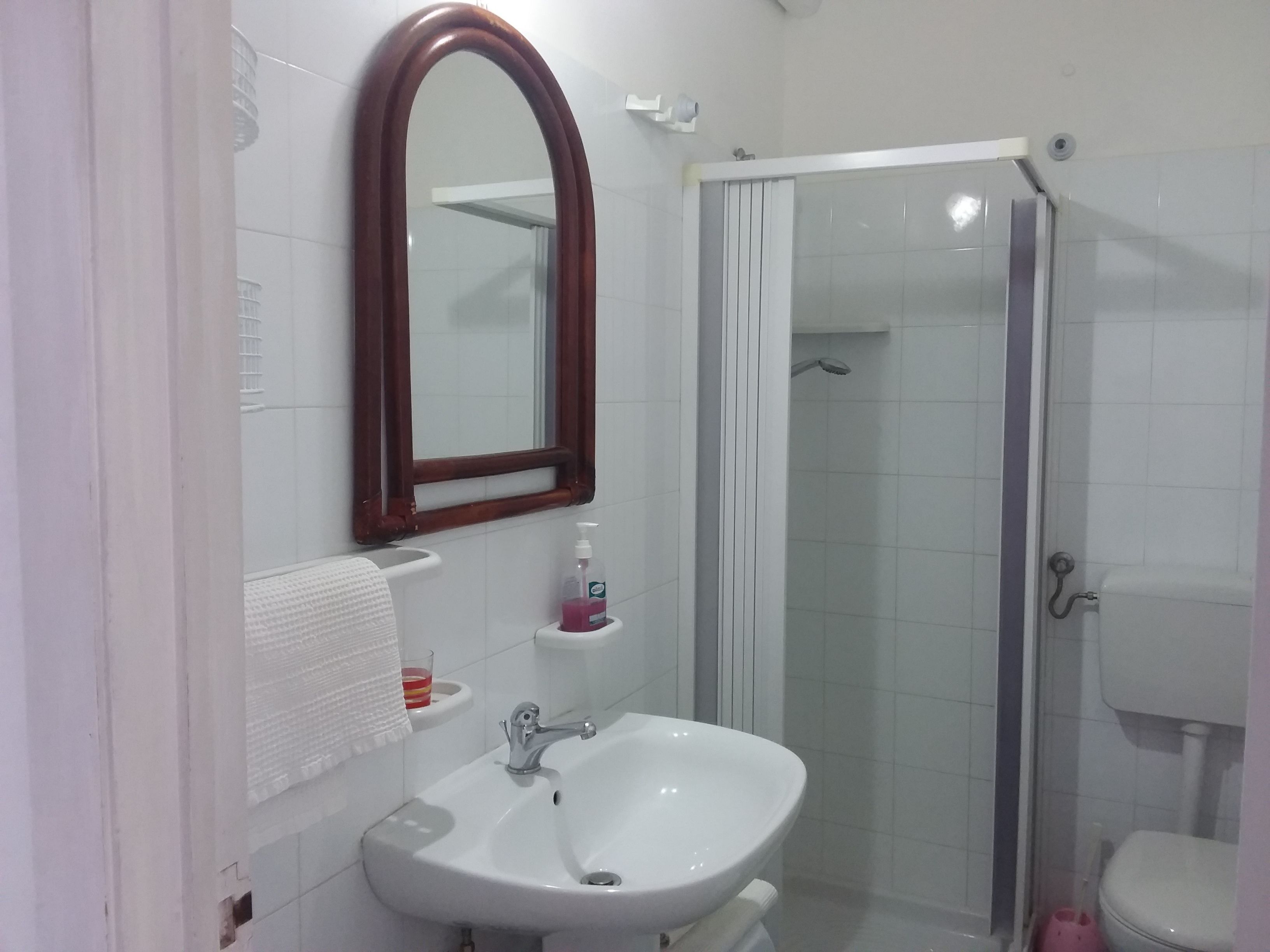 shower, rainfall showerhead, free toiletries, hair dryer