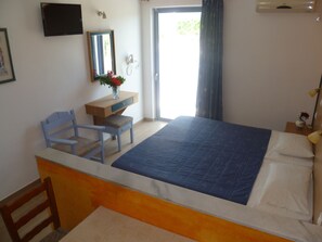 Estudio con camas individuales | Colchones con acolchado adicional, caja fuerte, escritorio