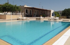 Seasonal outdoor pool, open 7 AM to 8 PM, pool umbrellas, pool loungers - Paraschos Studios (Kos)