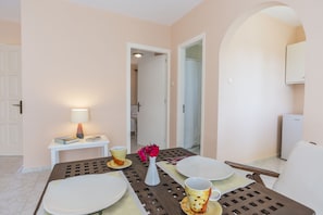 Familienapartment, Meerblick | Essbereich im Zimmer