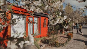 Un bâtiment rouge avec une enseigne indiquant « Auberge Schilling ».