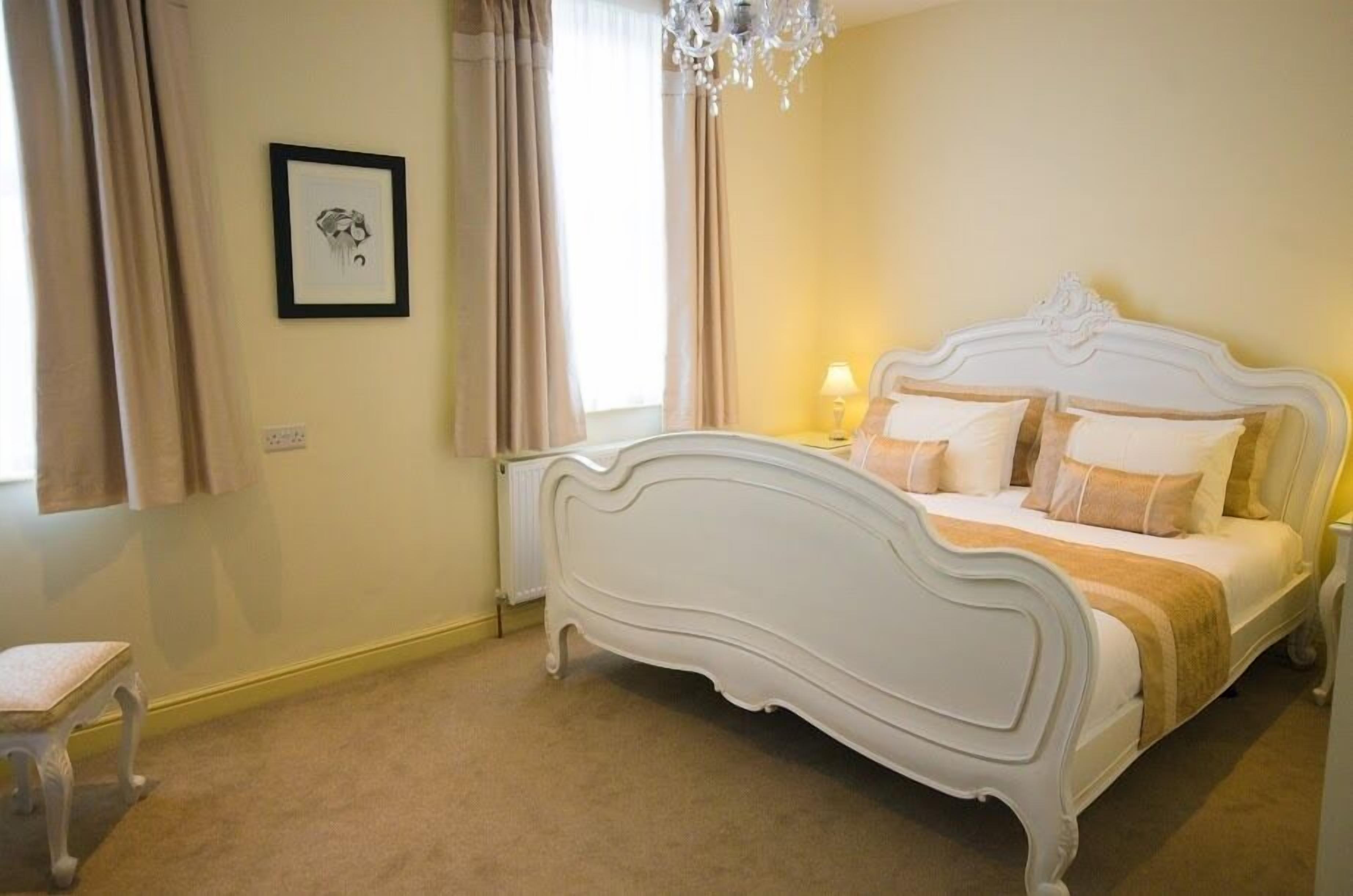 executive double room | desk, laptop workspace, iron/ironing board, free wifi