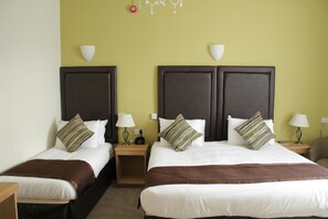 Desk, laptop workspace, iron/ironing board, free WiFi - Heath Cottage Hotel (Dewsbury)