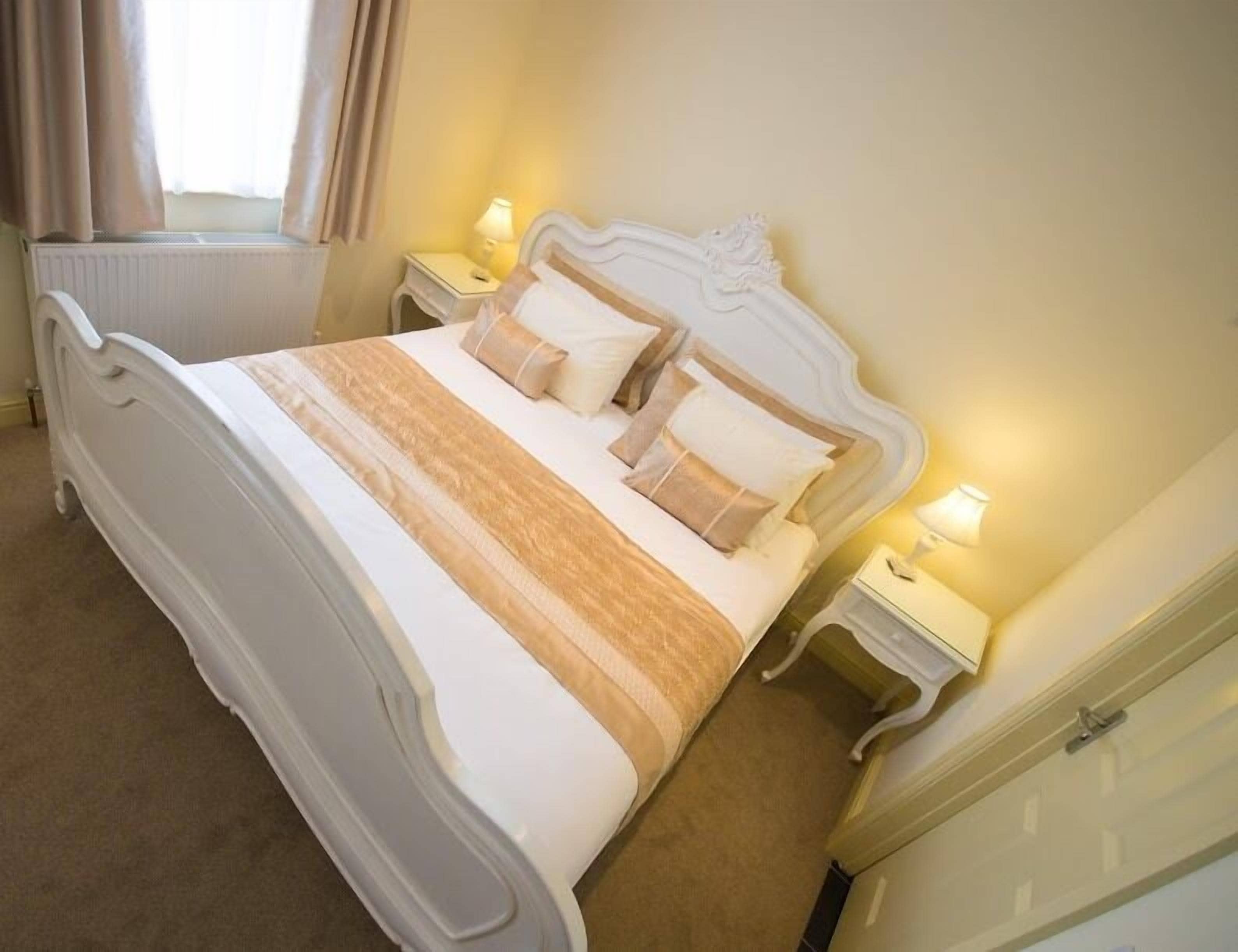 executive double room | desk, laptop workspace, iron/ironing board, free wifi