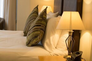 Schreibtisch, laptopgeeigneter Arbeitsplatz, Bügeleisen/Bügelbrett