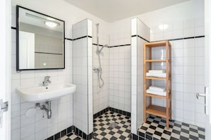 Large 2 Bedroom Apartment with Sofa Bed | Bathroom | Separate bathtub and shower, hair dryer, towels - Amsterdam Centre Harbour Apartments (Amsterdam)