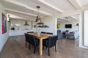 Individually decorated, individually furnished, laptop workspace - Amsterdam Centre Harbour Apartments (Amsterdam)