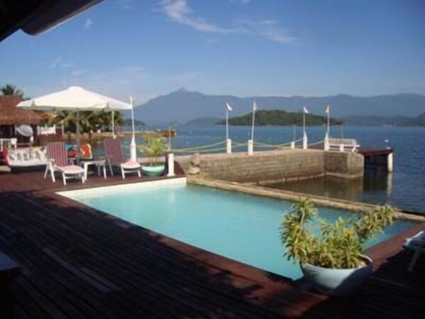 Kolam renang outdoor