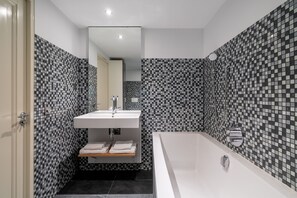 Appartement, 2 slaapkamers | Badkamer | Designer toiletartikelen, een haardroger, handdoeken, zeep
