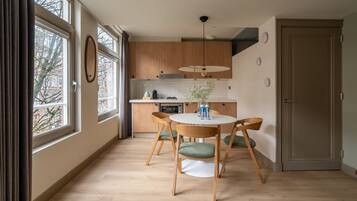 Appartement, 1 slaapkamer | Privékeuken | Een koelkast, een magnetron, een kookplaat, een vaatwasser