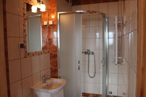 Quintuple Room | Bathroom | Shower, hair dryer, towels - Pokoje gościnne Kamińscy (Bialy Dunajec)