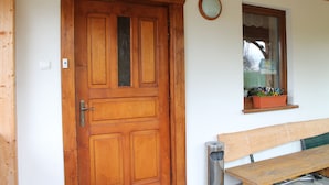 Une porte en bois avec une fenêtre au-dessus.