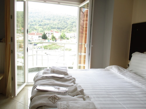 Kyknos De Luxe Hotel