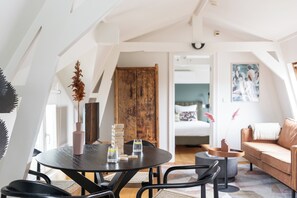 1 Bedroom Apartment | In-room dining