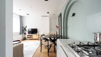 One-bedroom (2 persons) | Cozinha privada | Geladeira grande, micro-ondas, cooktop, lava-louças