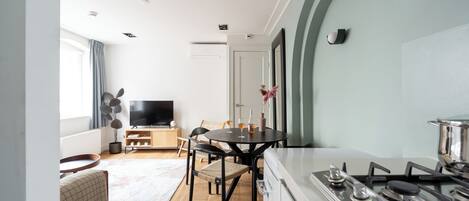 Large 1 Bedroom Apartment | Private kitchen