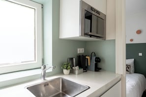 Large 1 Bedroom Apartment | Private kitchen | Fridge, microwave, oven, stovetop